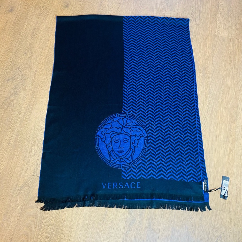 AUTHENTIC Versace Large Medusa Scarf NWT Unisex